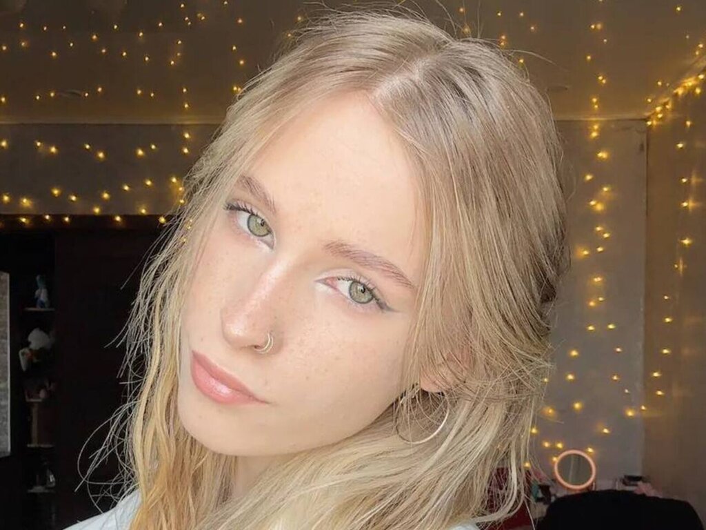 Free Naked AmilySunray