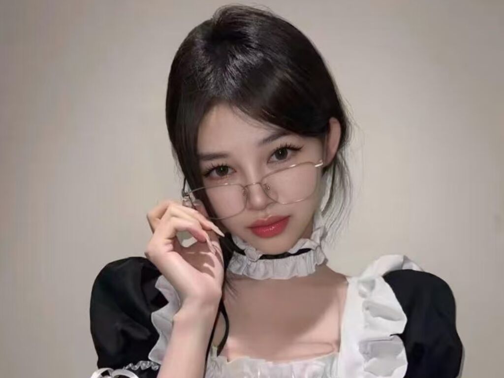 Free Naked EdithHazel