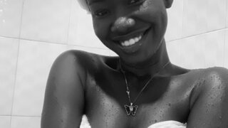 Free Naked MonaReign
